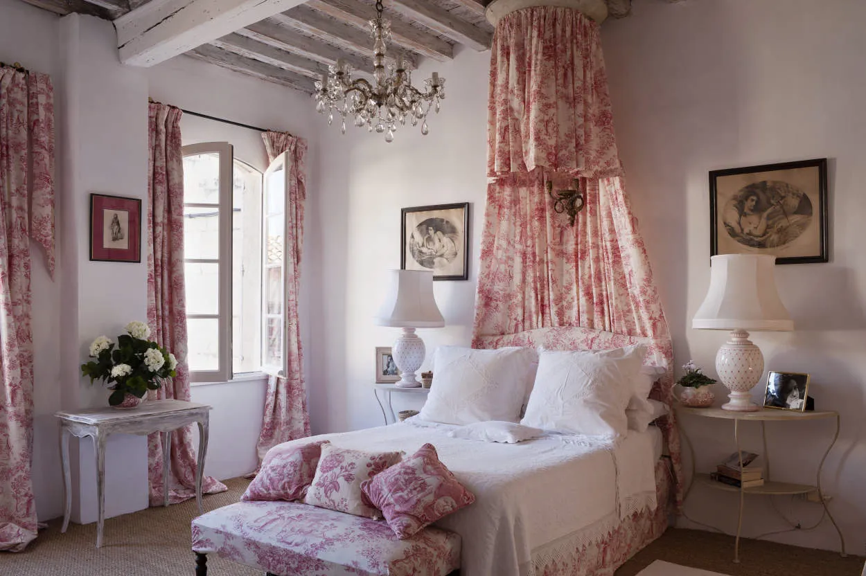 French Provincial Bedroom: Elegance in Simplicity